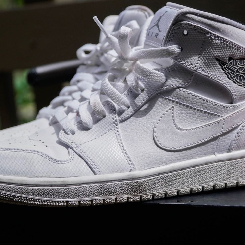 Air Jordan 1 Mid “White Wolf Grey”